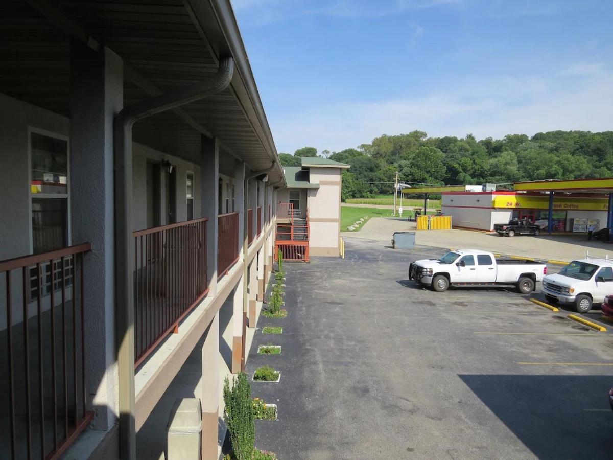 First Western Inn Caseyville Eksteriør billede